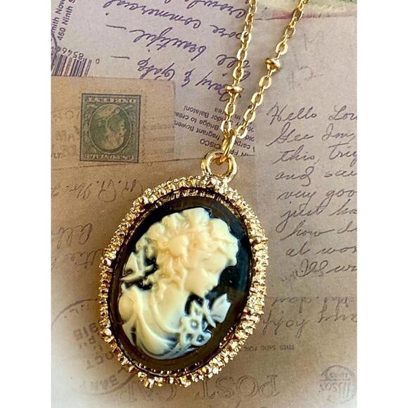 Cameo Jewelry - Victorian Black and Ivory Cameo Pendant Necklace | Textured Jewelry